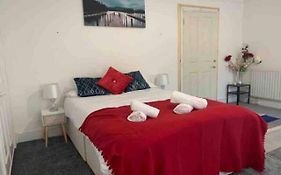 Balham, South London Spacious Guest House 5, 6 Rooms Available